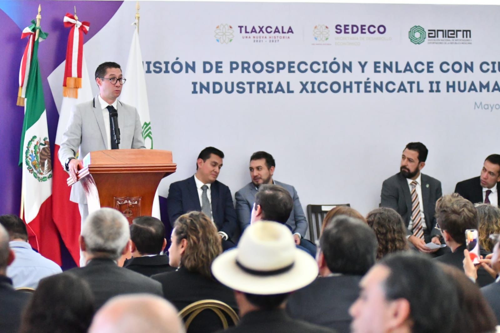 Muestra Salvador Santos Cedillo  ventajas competitivas de Huamantla a inversionistas